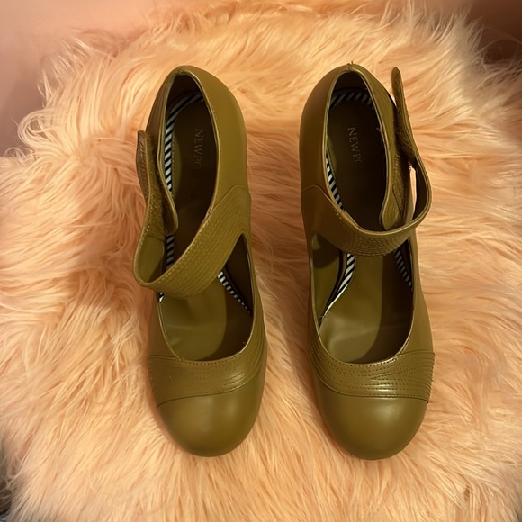 Newport News Camel Swing Pump, Heel New, Size 8 - Picture 2 of 10
